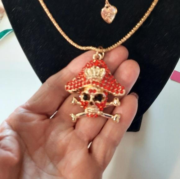 New Betsey Johnson Gold and Red Pirate Pendant Necklace - Picture 4 of 11